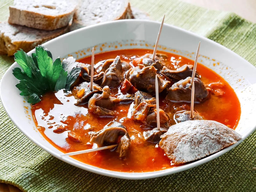 Moelas (geschmorte Hühnermägen) reissalat mit fleischwurst