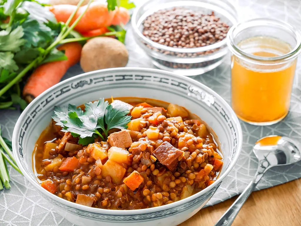 Vegane Linsensuppe mit Tofu