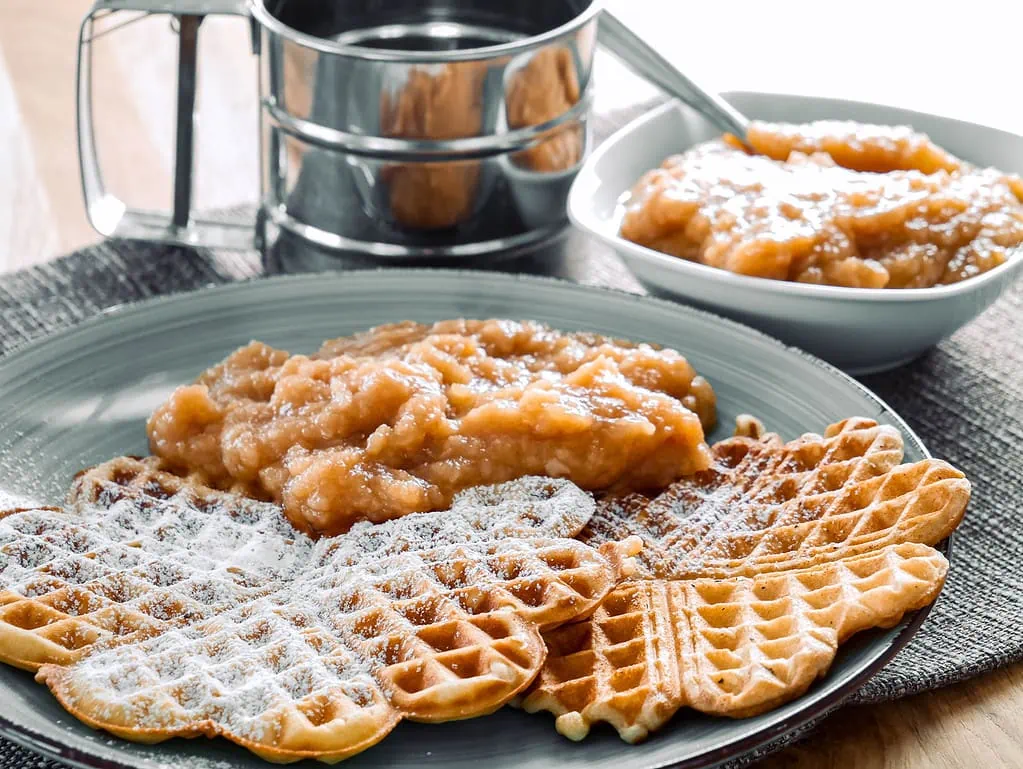 Waffeln mit Apfelmus gebratener reis mit gemüse und ei