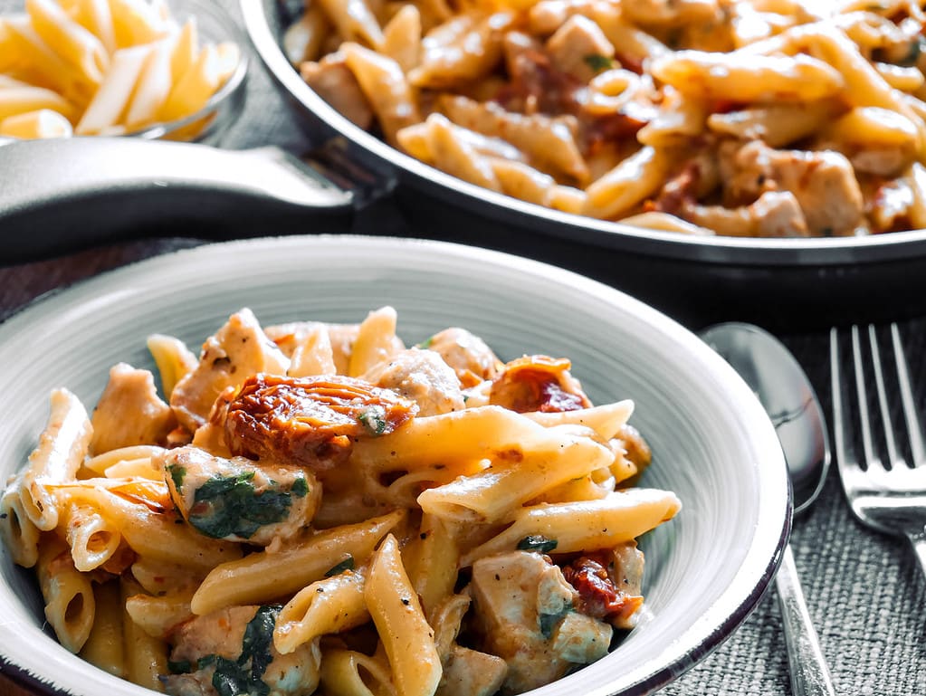 Hähnchen-Mozzarella-Nudeln mit getrockneten Tomaten tagliatelle mit lachs sahne soße