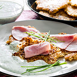 Sauerkrautpuffer mit Kräuterdip