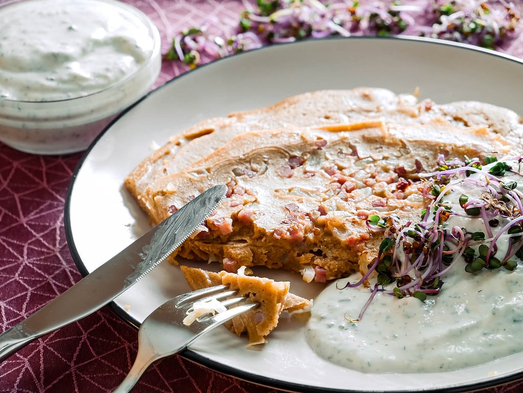 Speckpfannkuchen mit Kräuterquark