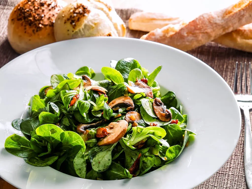 Wintersalat mit Speck-Champignons tortellini schinken sahne soße