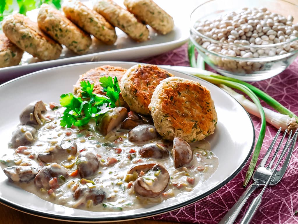 Bohnenbratlinge mit Schinken-Pilz-Soße ofenpfannkuchen mit gemüse und feta