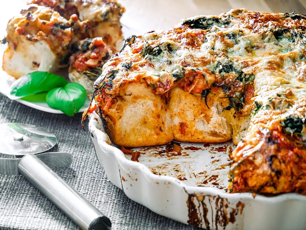 Brötchenpizza mit Spinat und zweierlei Käse lasagne mit champignons