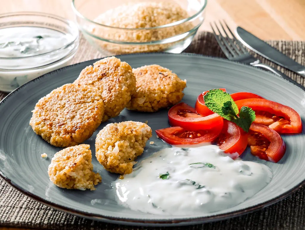 Bulgur-Frikadellen mit Minzejoghurt spargel hähnchen pfanne