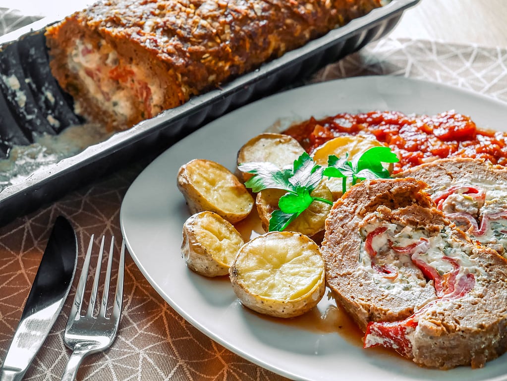 Gefüllte Hackroulade mit Kräuterfrischkäse ofenpfannkuchen mit gemüse und feta