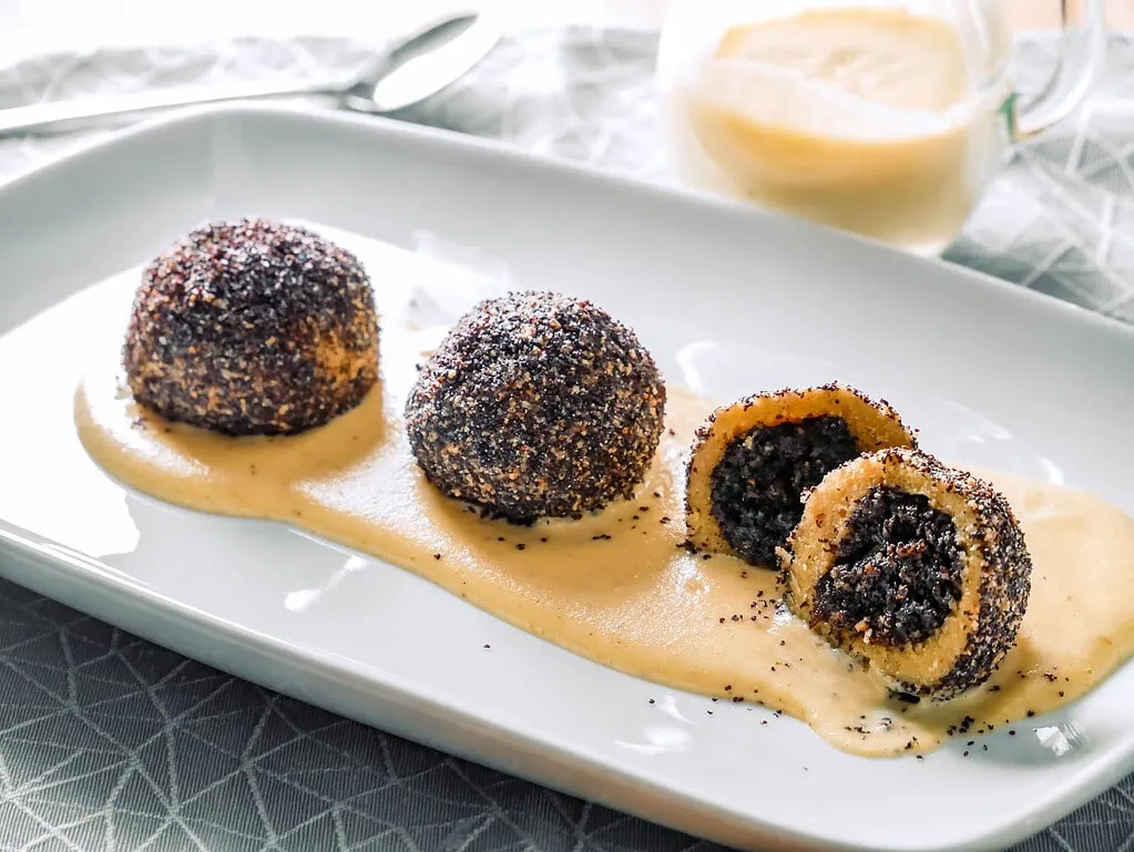 Mohnknödel apfelstrudel mit strudelteig