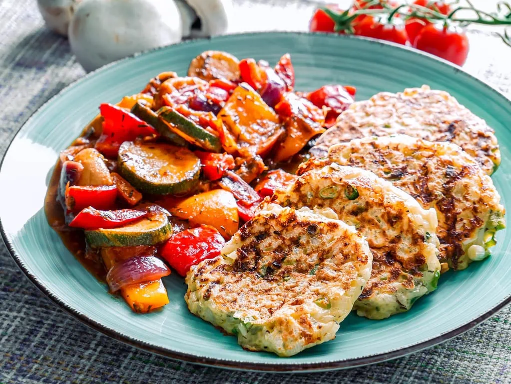 Reispuffer mit Pfannengemüse spargel hähnchen pfanne