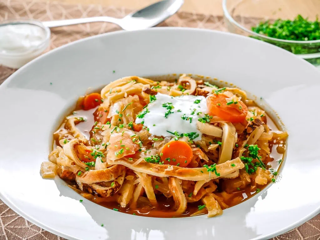 Sauerkrauttopf mit Flädle ofenpfannkuchen mit gemüse und feta