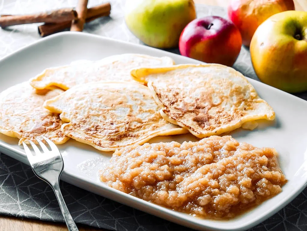 Süße Reisküchlein mit Apfelmus apfelstrudel mit strudelteig