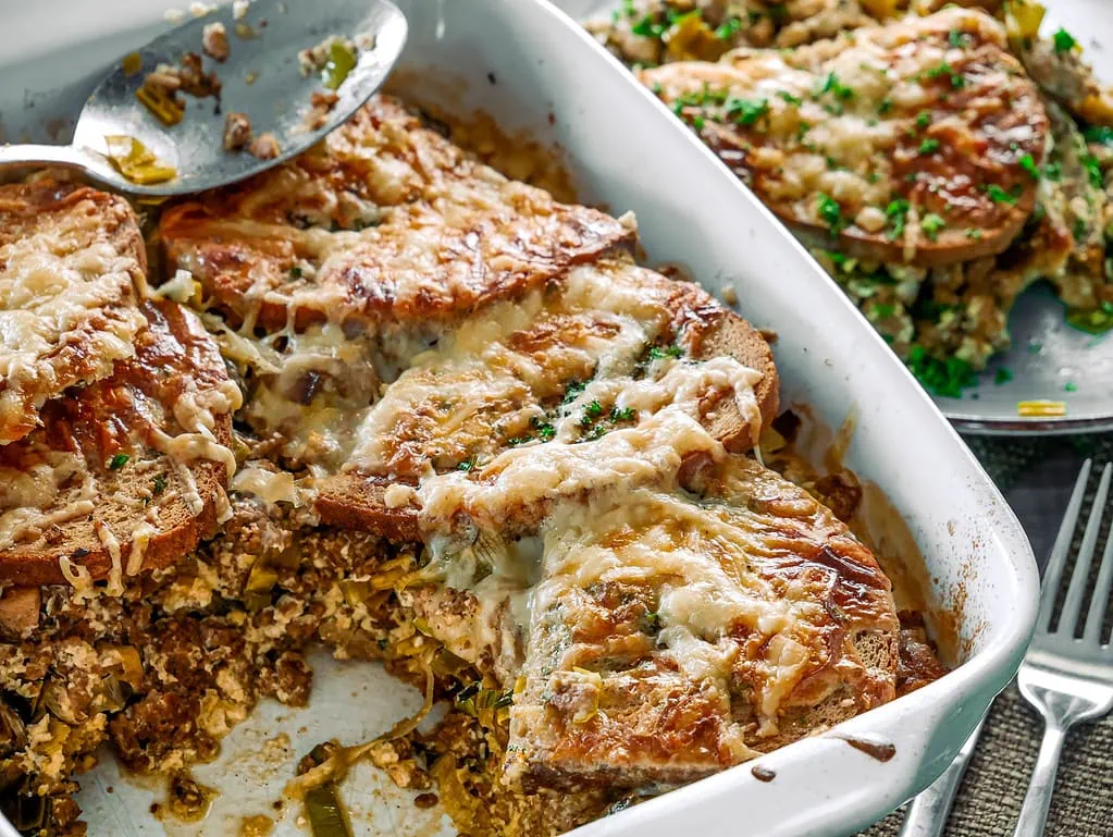 Brot-Hack-Käse-Auflauf lasagne mit champignons