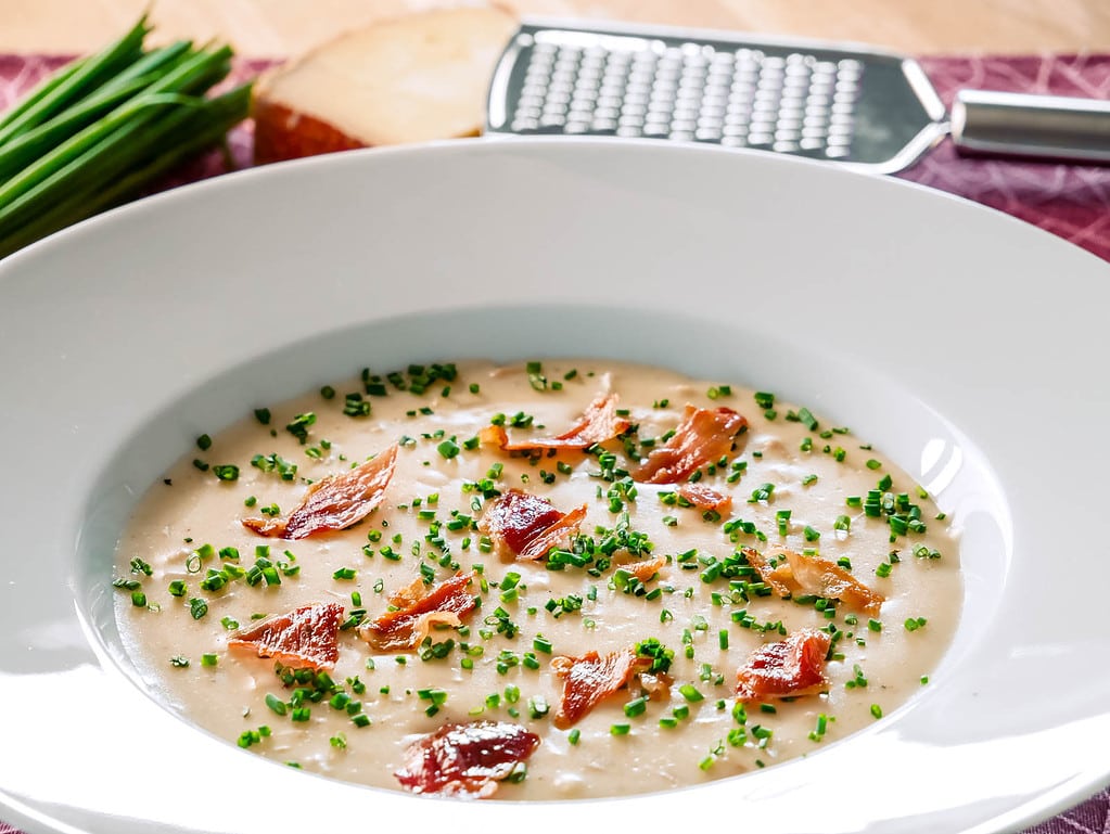 Cremige Käse-Sellerie-Suppe mit Schinkenchips