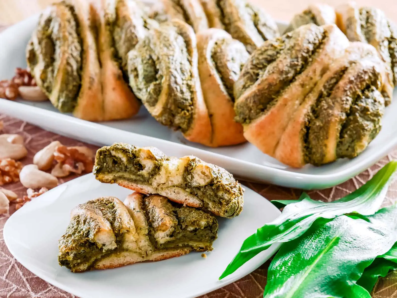 Bärlauch "Franzbrötchen" mit Quarkölteig Bärlauchpesto