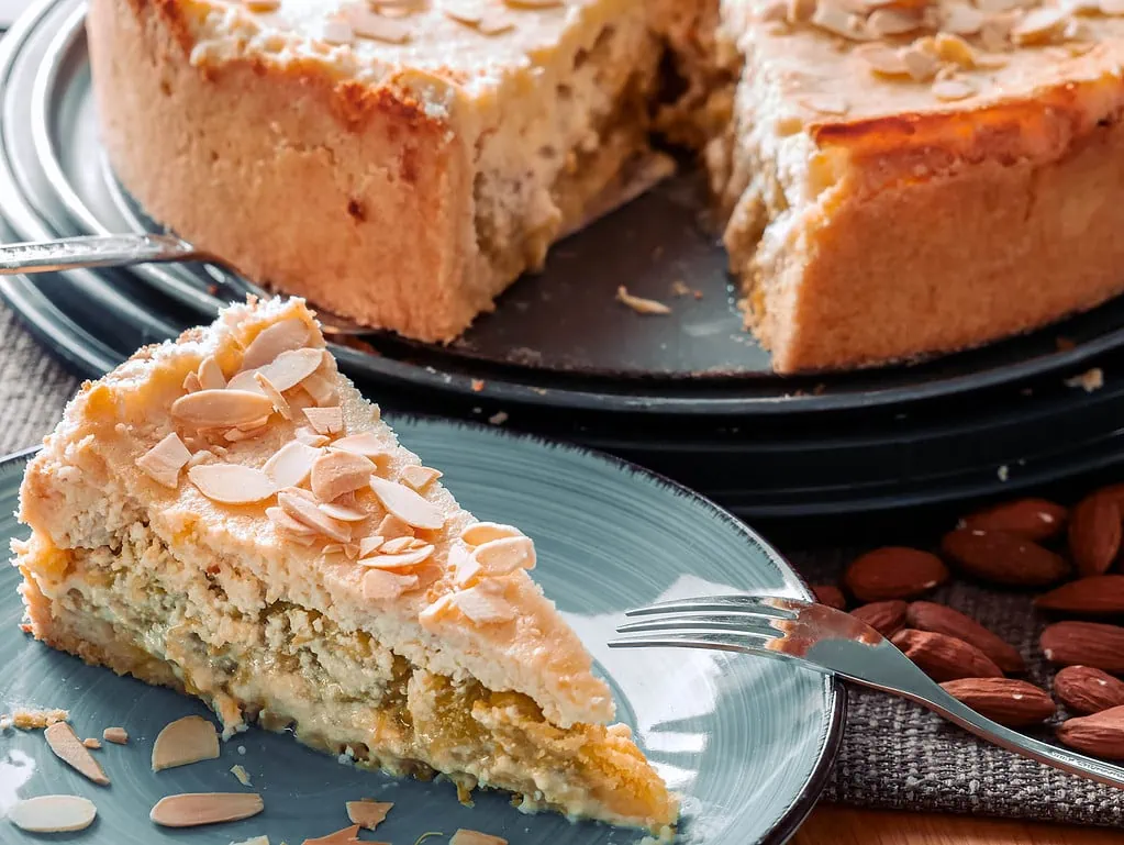 Mandel-Rhabarbertorte rhabarberkuchen mit pudding und streusel