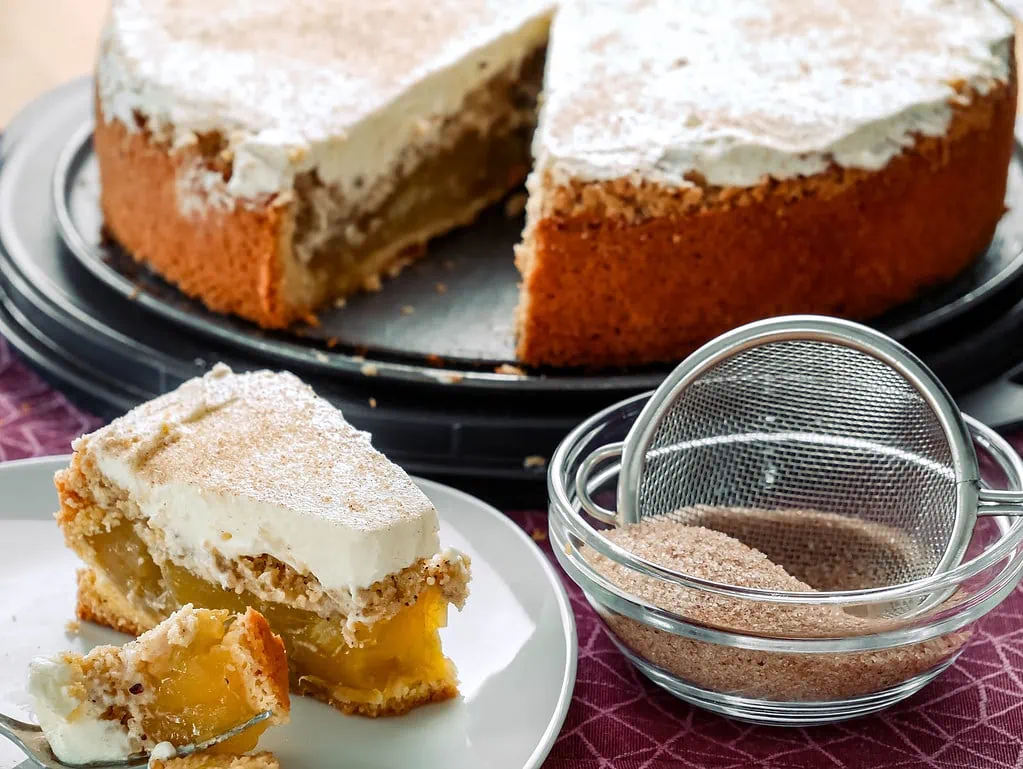 Rhabarberkuchen mit Streuseln und Schmandcreme