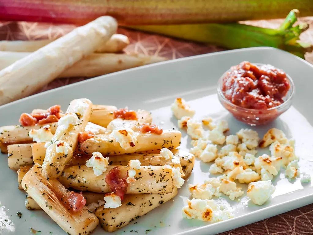 Gebratener Spargel mit gegrilltem Feta und Rhabarber Chutney quinoa-salat orientalisch