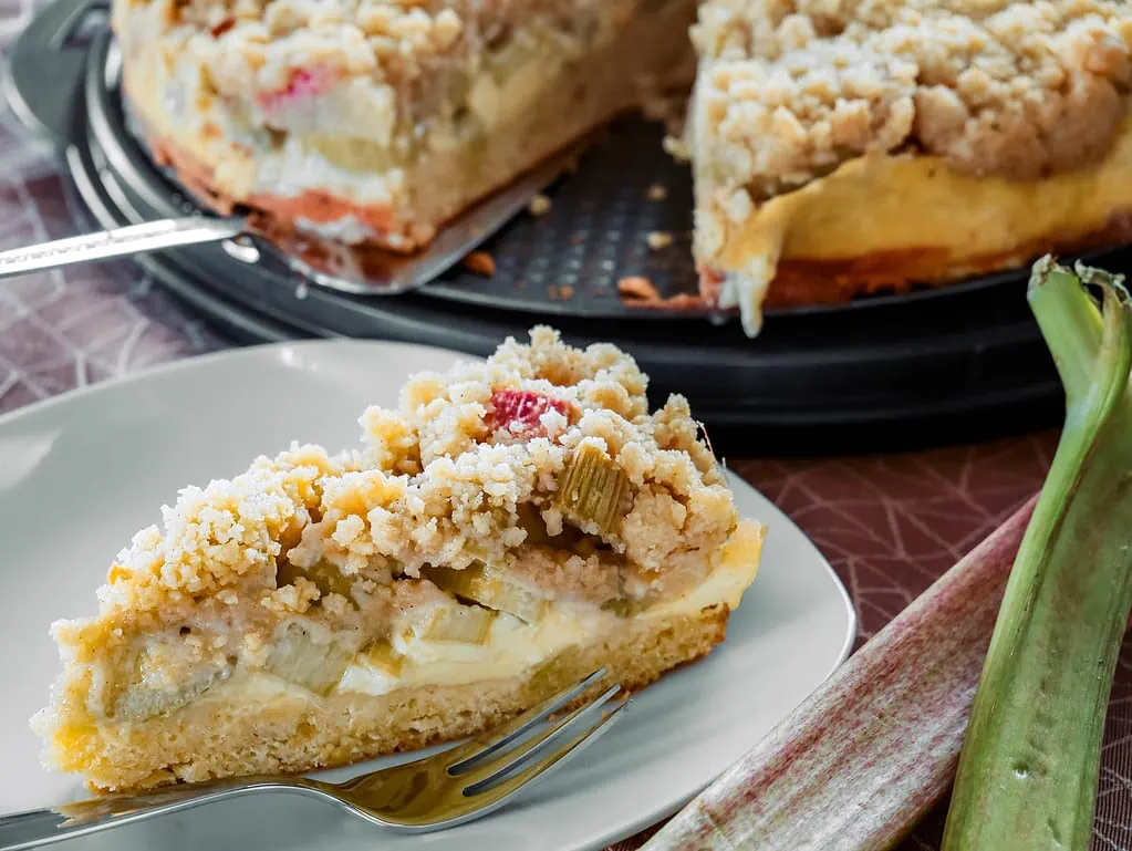 Rhabarberkuchen mit Vanillecreme und Streusel