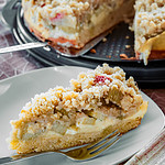 Rhabarberkuchen mit Vanillecreme und Streusel