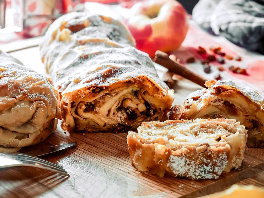 Apfelstrudel apfelstrudel mit strudelteig