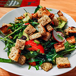 Italienischer Brotsalat (Brotsalat mit Rucola und Tomate)