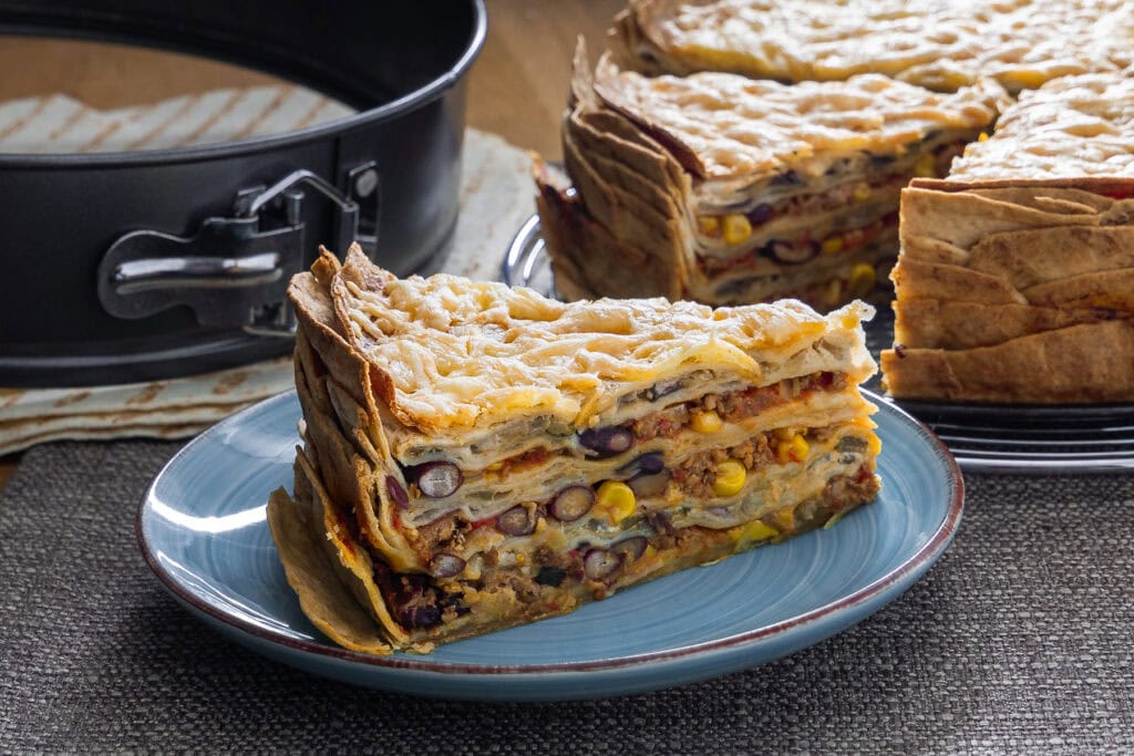 Mexikanische Tortilla Lasagne in einer Springform, perfekt gebacken und serviert als Wrap Torte.